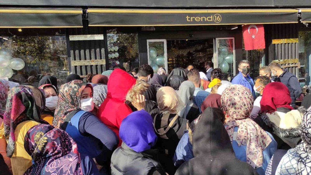 Mağaza açılışında izdiham virüsü unutturdu, polis kalabalığı dağıttı