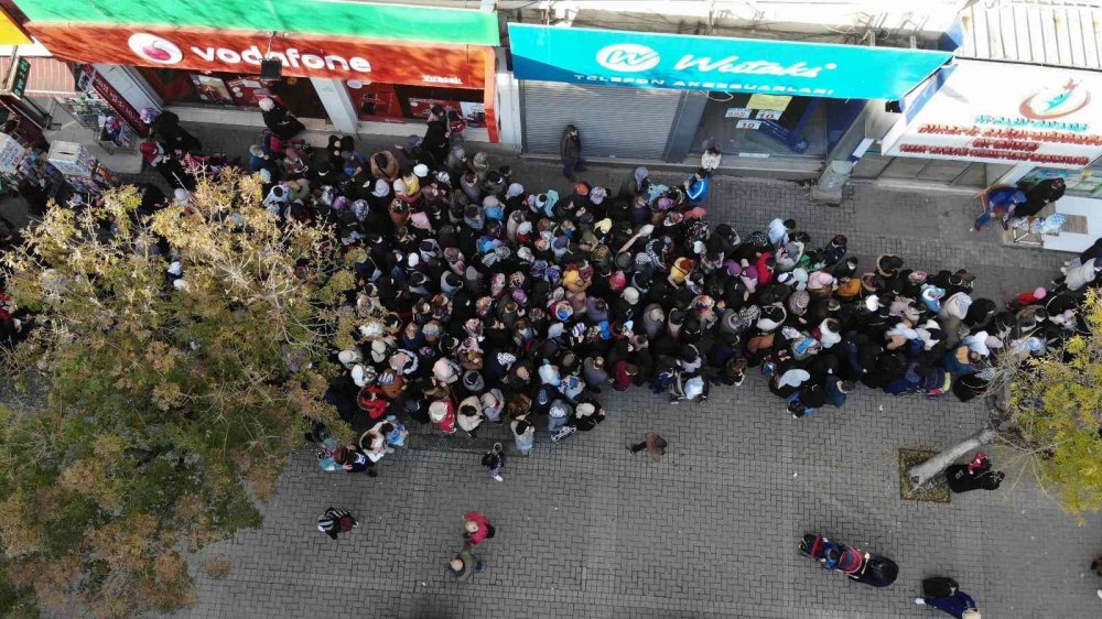 Mağaza açılışında izdiham virüsü unutturdu, polis kalabalığı dağıttı