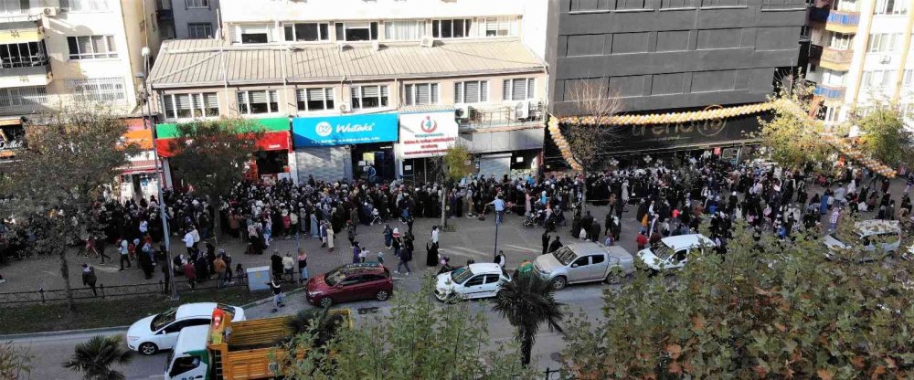 Mağaza açılışında izdiham virüsü unutturdu, polis kalabalığı dağıttı