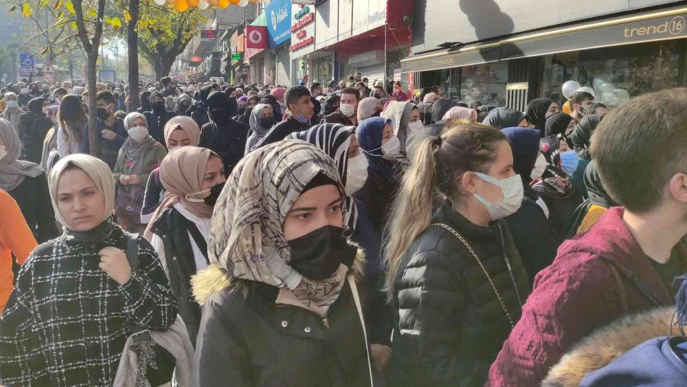 Mağaza açılışında izdiham virüsü unutturdu, polis kalabalığı dağıttı