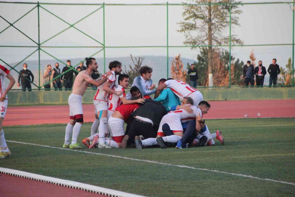 90+8’de gelen gol sonrası saha karıştı