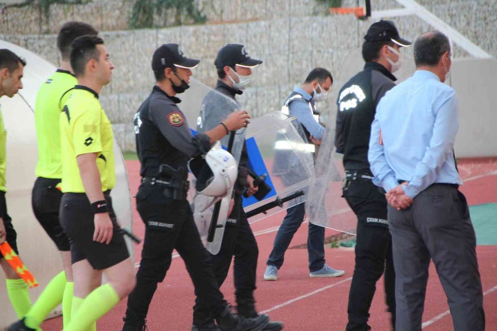 90+8’de gelen gol sonrası saha karıştı