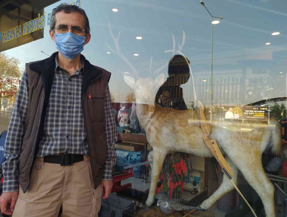 Bu dükkâna gelenleri geyikler ve çitalar karşılıyor
