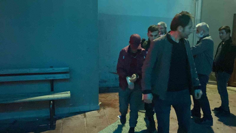 Camiye giren hırsız kovalamacayla  yakalandı, üzerinden uyuşturucu çıktı