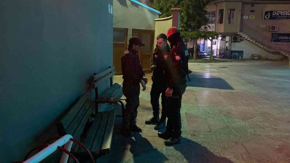 Camiye giren hırsız kovalamacayla  yakalandı, üzerinden uyuşturucu çıktı