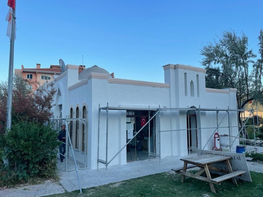 Dış sıvaları tehlike oluşturan mahalle konaklarında onarım çalışmaları