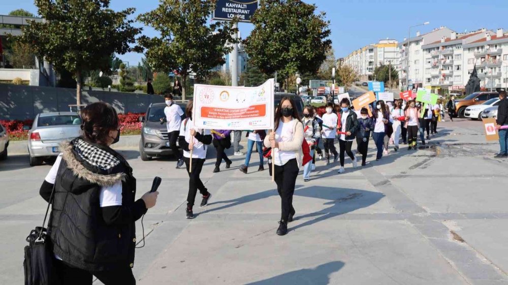 Minik öğrenciler sokak hayvanları için sokakta yürüyüp mama dağıttı