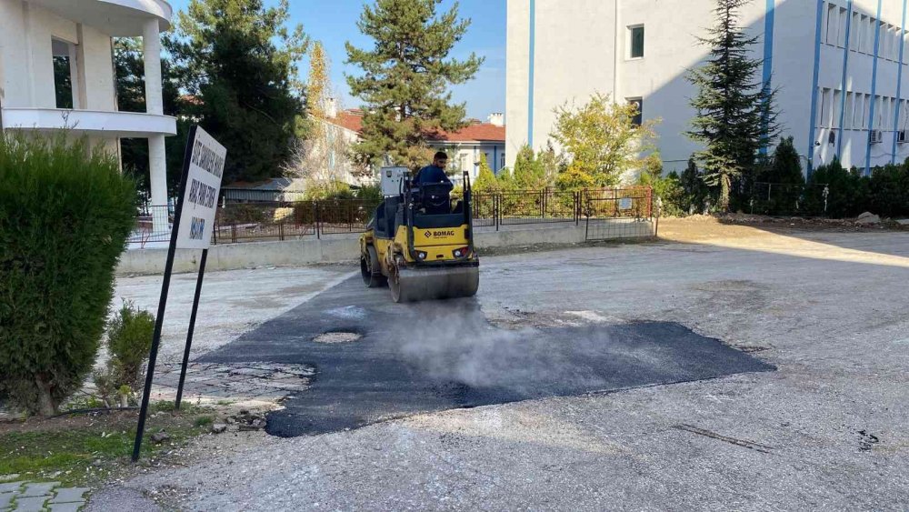 Cadde ve sokaklarda 4 bin tonluk asfalt onarım çalışması yapıldı