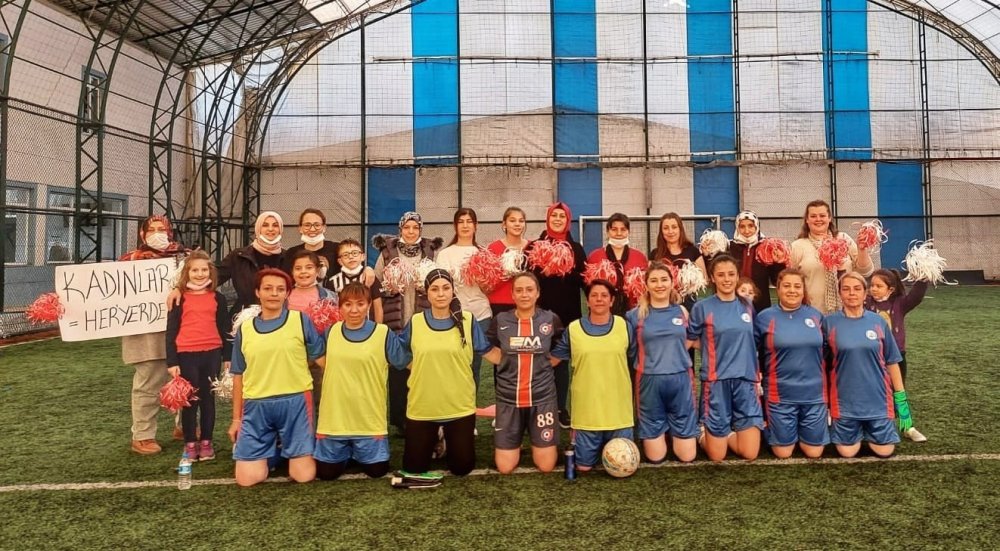 Ev hanımları arasında kıran kırana halı saha futbol maçı