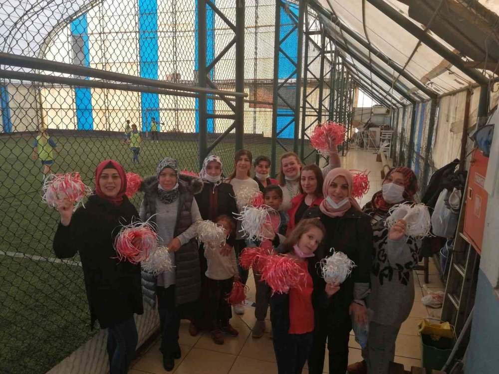 Ev hanımları arasında kıran kırana halı saha futbol maçı