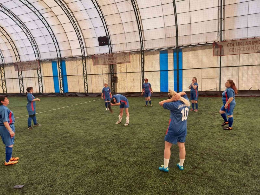 Ev hanımları arasında kıran kırana halı saha futbol maçı