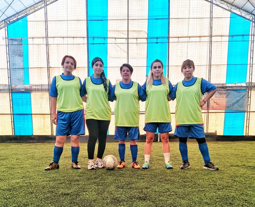 Ev hanımları arasında kıran kırana halı saha futbol maçı