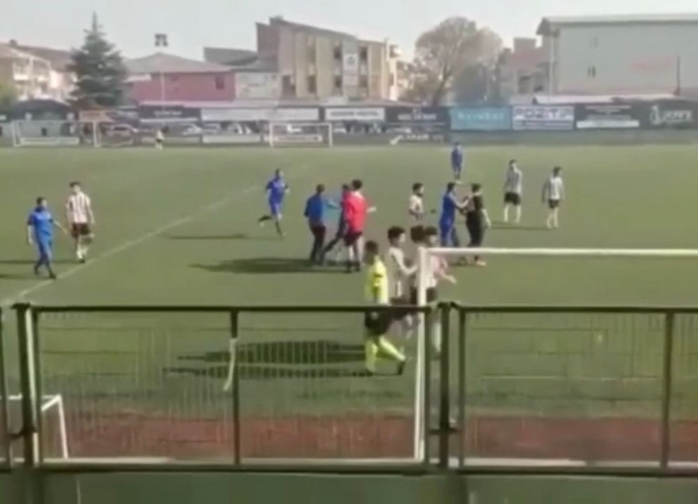 Futbolcuya kramponla saldırdı, o anlar kamerada