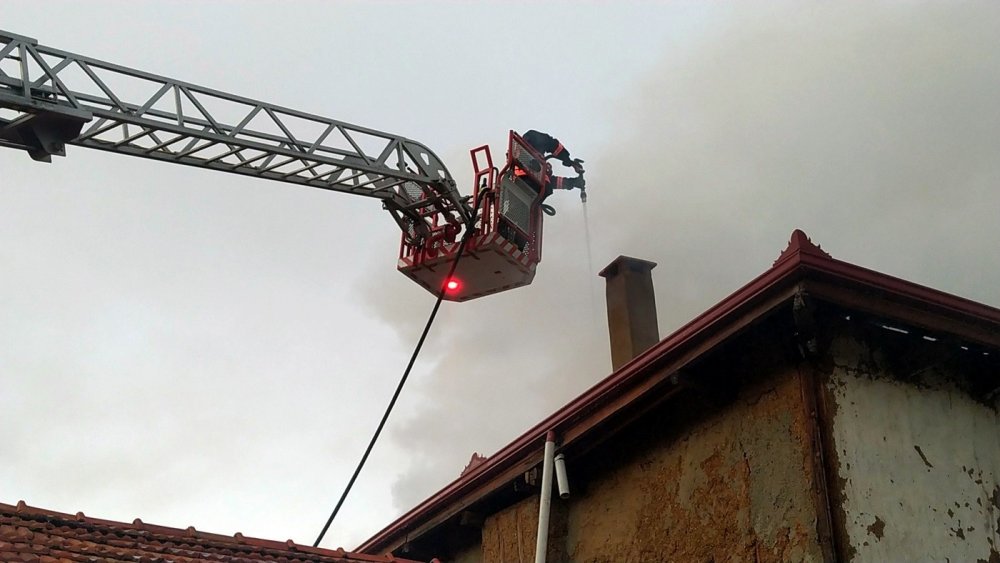 İki katlı evde çıkan yangına müdahale eden itfaiye eri yaralandı