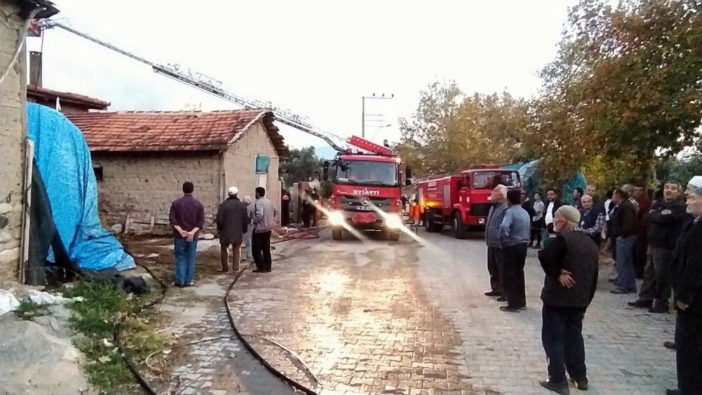 İki katlı evde çıkan yangına müdahale eden itfaiye eri yaralandı