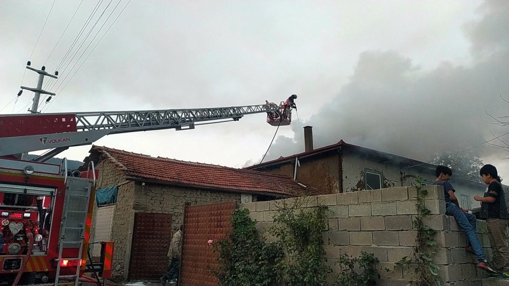 İki katlı evde çıkan yangına müdahale eden itfaiye eri yaralandı