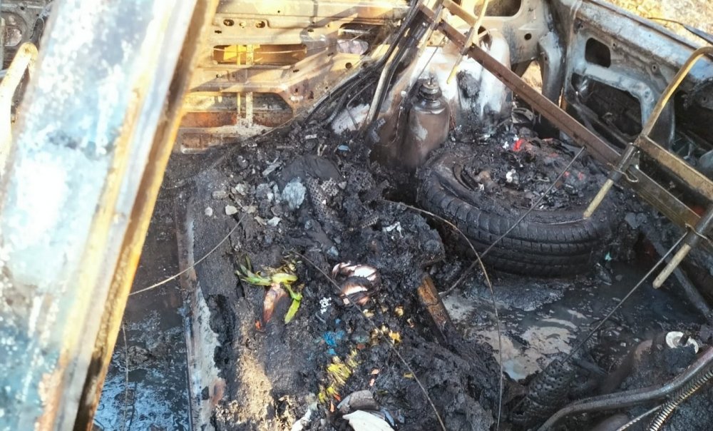 Park halindeki otomobil yangında kullanılamaz hale geldi