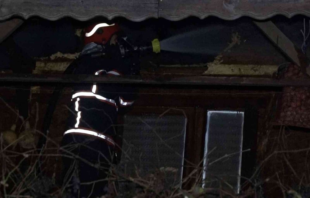 Evinin yanışını çaresizce izledi