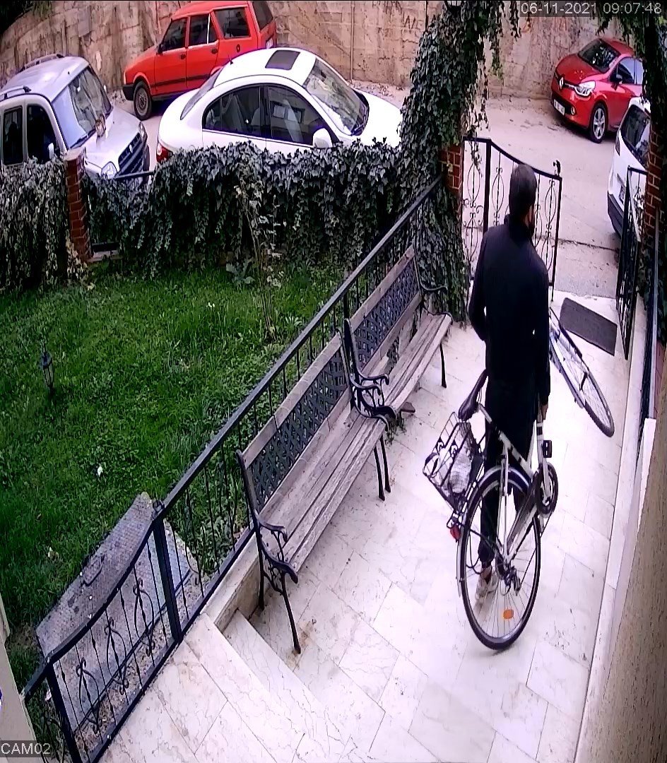 Otopark kapısından girdiği apartmandan bisiklet çaldı