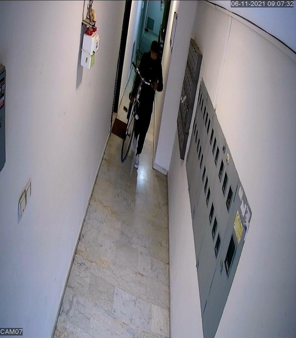 Otopark kapısından girdiği apartmandan bisiklet çaldı