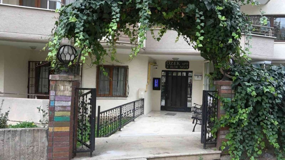 Otopark kapısından girdiği apartmandan bisiklet çaldı