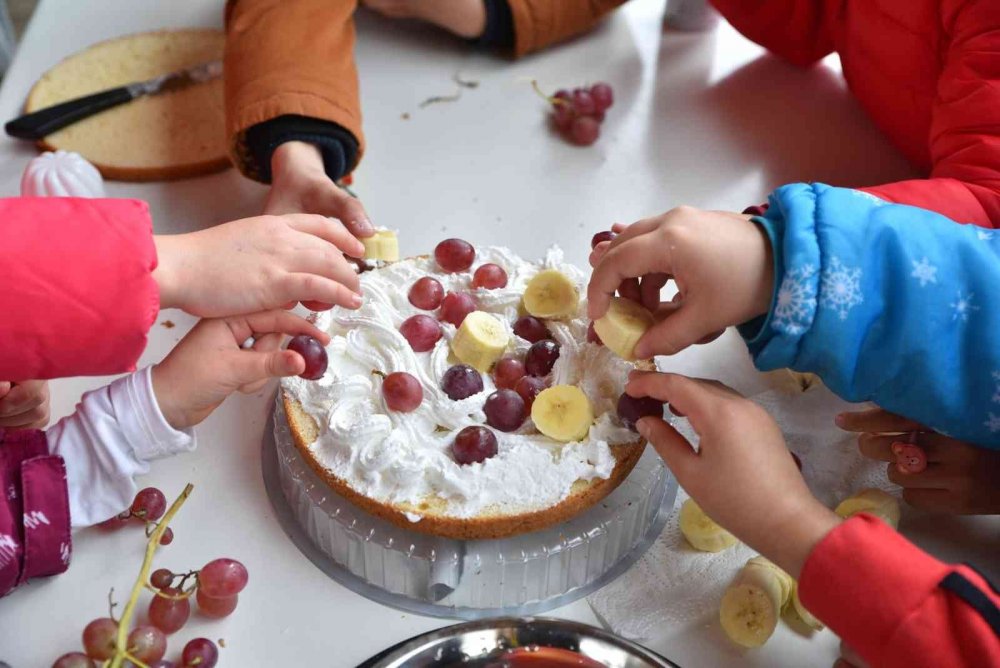Maymunlara pastalı yaş günü kutlaması