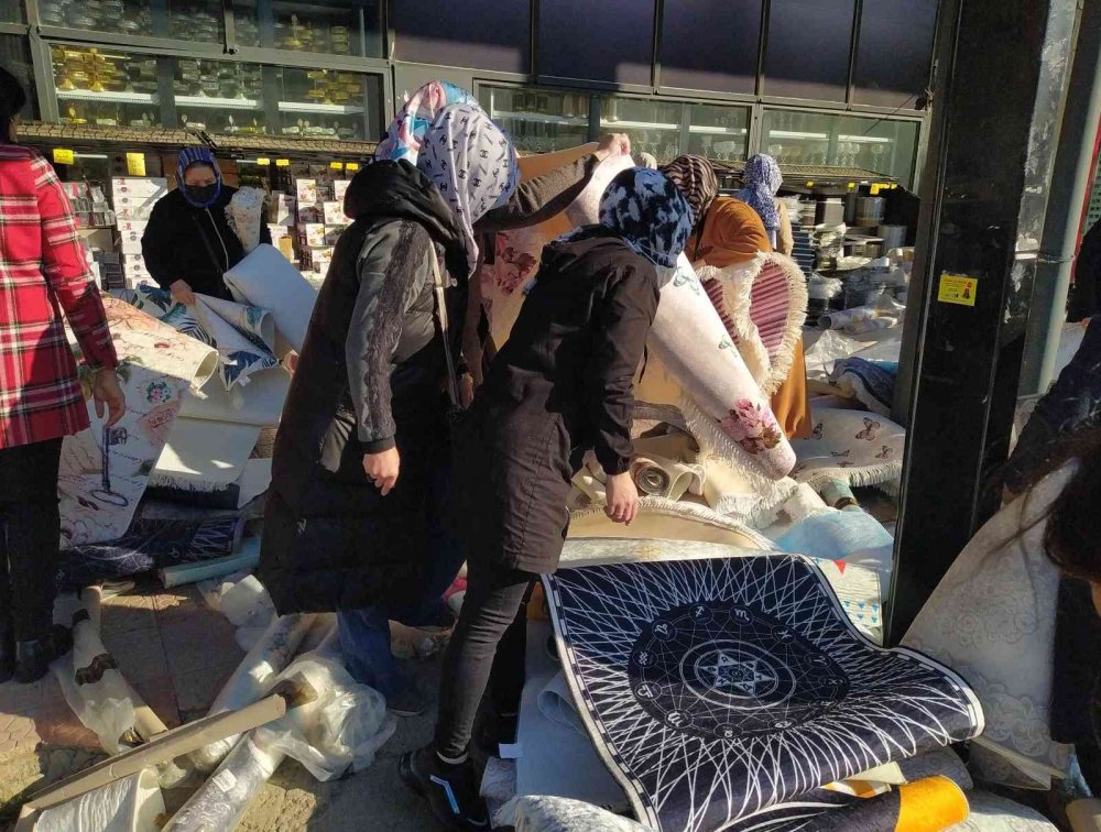 Sabah erkenden halı almaya koştular