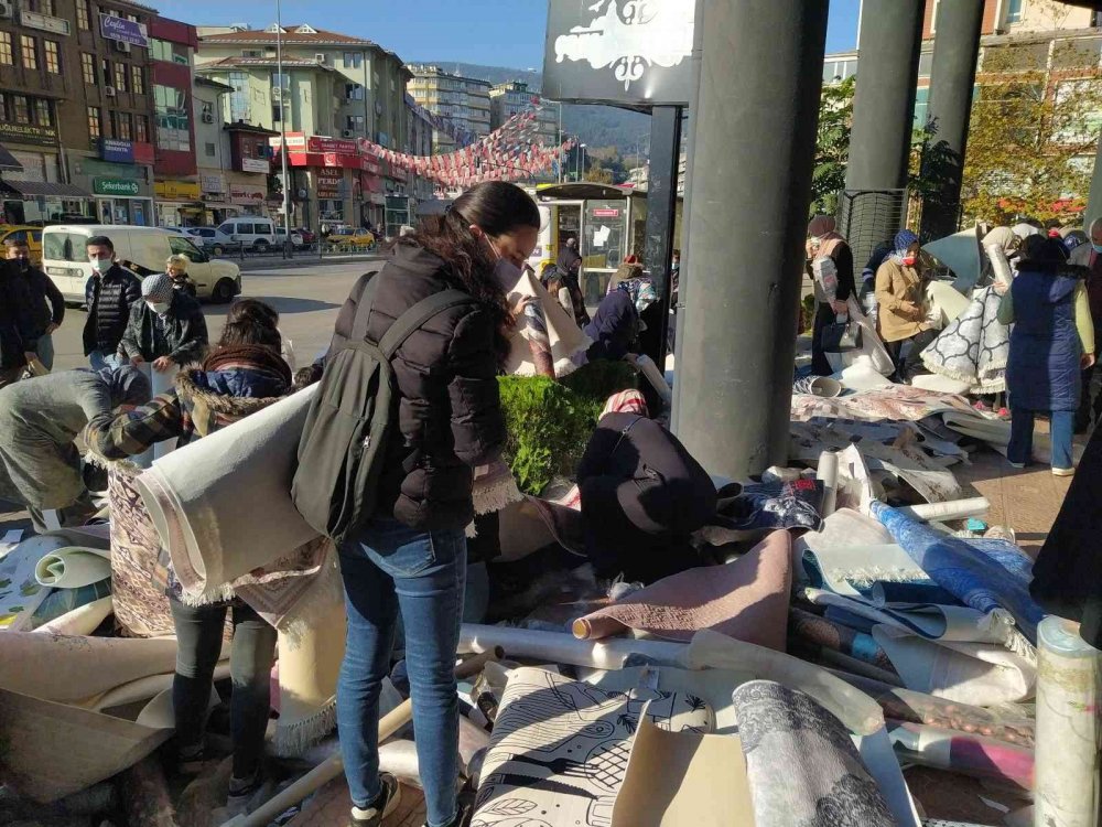 Sabah erkenden halı almaya koştular
