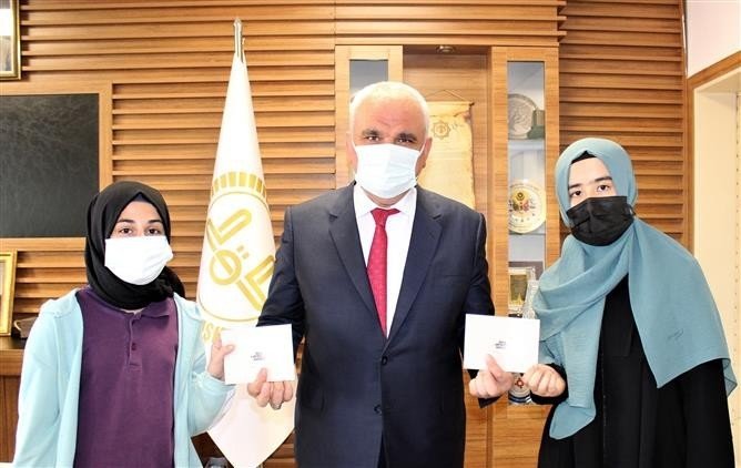 Şiir ve kompozisyon yarışmasında dereceye giren öğrenciler ödüllerini aldı