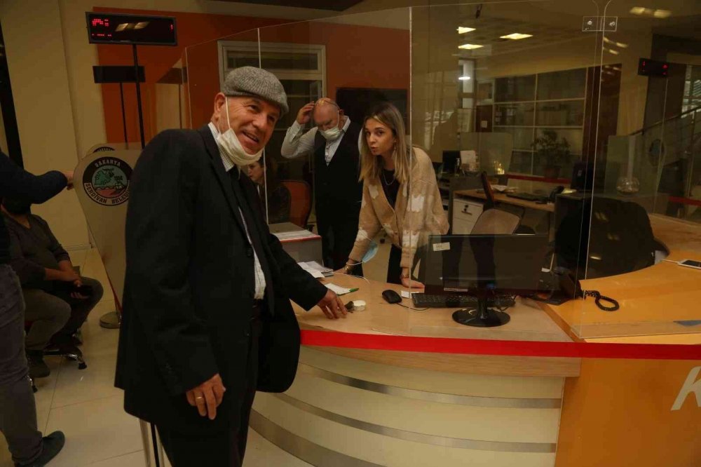 Yaralı kuşu belediyeye teslim etti