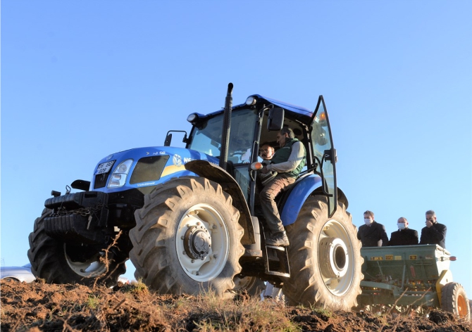 vali-traktore-bindi-bugday-ekti1.jpg