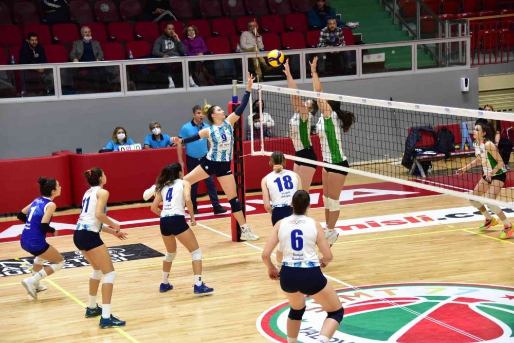 Bizim Kızlar galibiyetle döndü