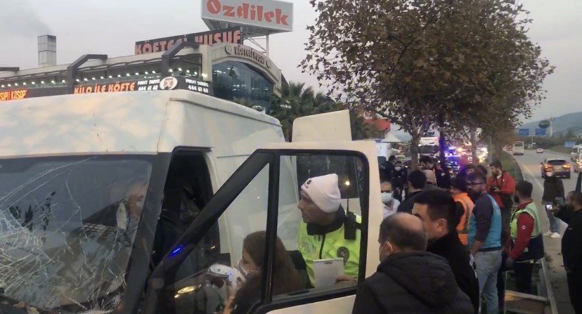 Minibüs kaza yaptı: 13 yaralı