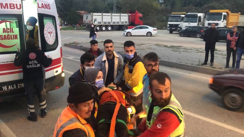 Minibüs kaza yaptı: 13 yaralı