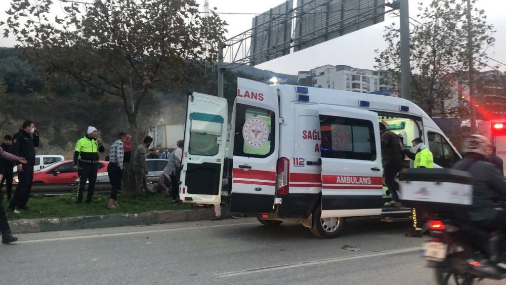 Minibüs kaza yaptı: 13 yaralı