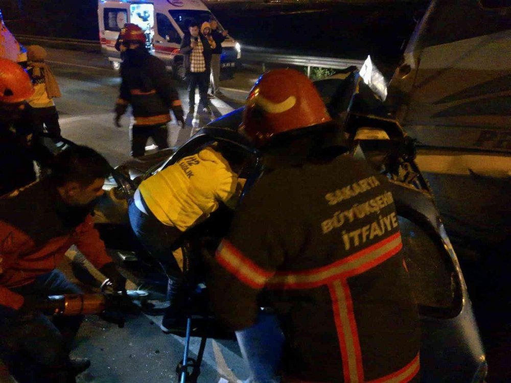 Kamyonun kağıt gibi ezdiği otomobilde sıkışmıştı, yaşam savaşını kaybetti