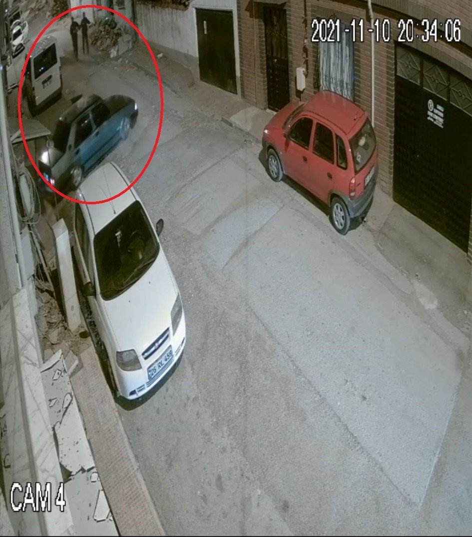 Kapısı açık arabayla geri geri bekçilerden kaçarken mahalleyi alt üst etti