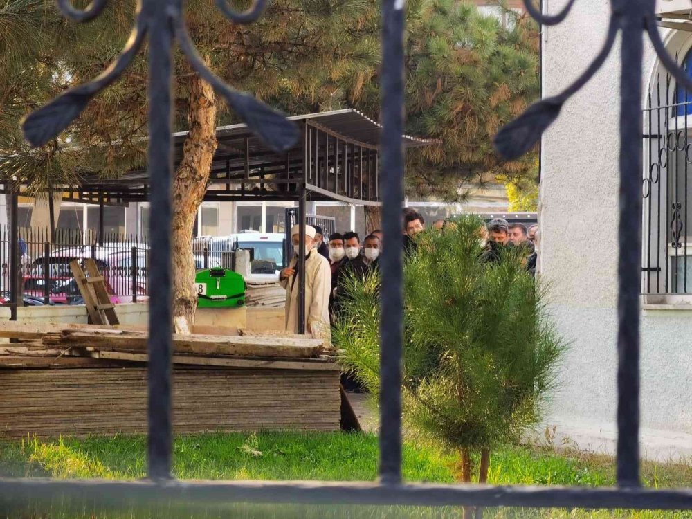 Leblebi yüzünden hayatını kaybeden kadın defnedildi