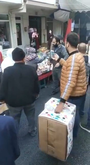 Pazarda hırsızlık yaparken yakalanan kadınlar esnafa saldırdı