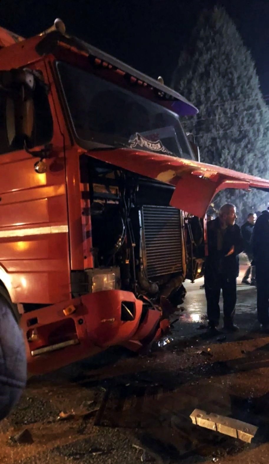 Tır ile otomobil kafa kafaya çarpıştı: 1’i ağır 2 yaralı