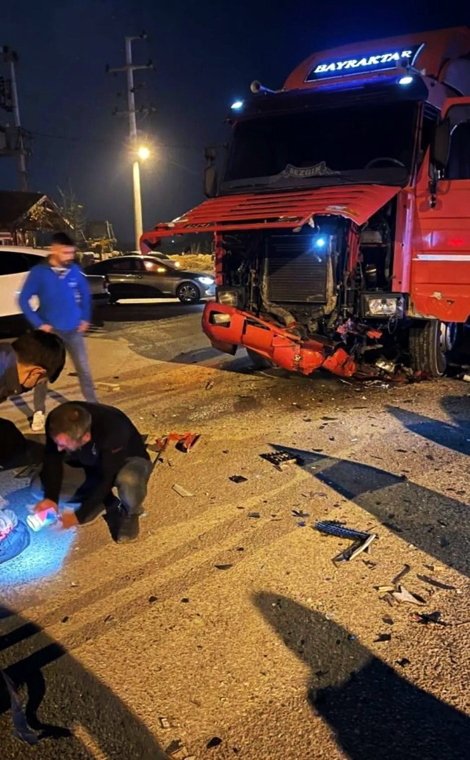 Tır ile otomobil kafa kafaya çarpıştı: 1’i ağır 2 yaralı