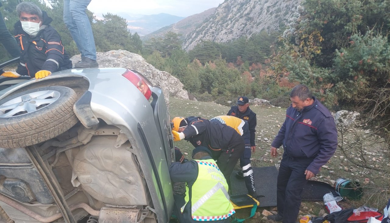 bilecikte-kontrolden-cikan-otomobilin-sarampole-devrilmesi-sonucu-meydana-gelen-kazada-1-kisi-hayatini-kaybetti-3-kisi-de-yaralandi-001.jpg