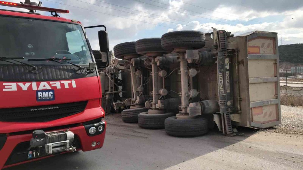 Bilecik’te devrilen kamyonda yangın
