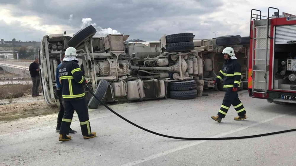 Bilecik’te devrilen kamyonda yangın