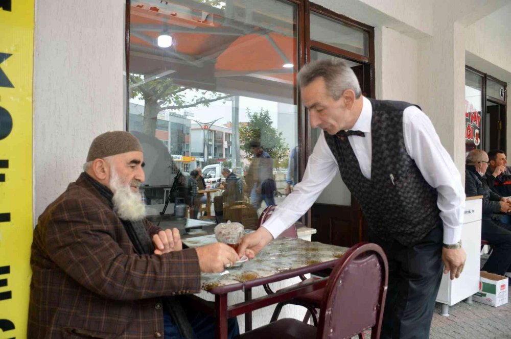 Giyimiyle dikkat çekiyor, müşteriler sadece onu tercih ediyor