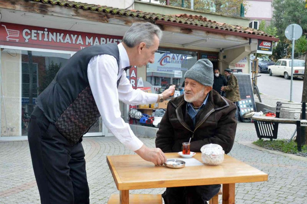 Giyimiyle dikkat çekiyor, müşteriler sadece onu tercih ediyor