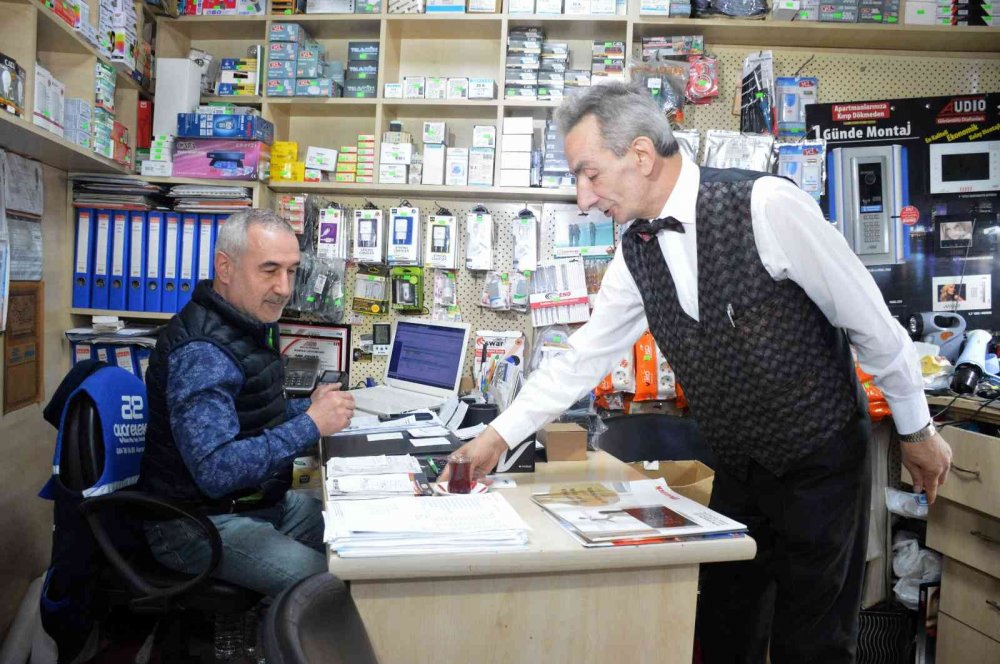 Giyimiyle dikkat çekiyor, müşteriler sadece onu tercih ediyor