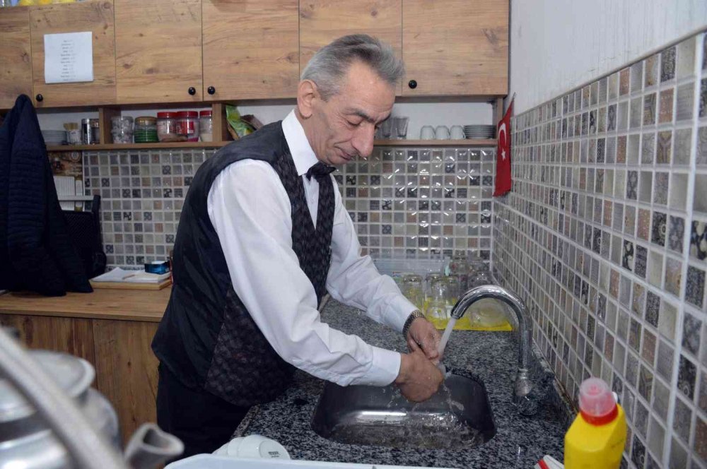 Giyimiyle dikkat çekiyor, müşteriler sadece onu tercih ediyor