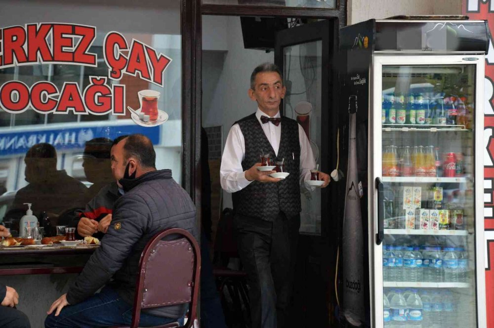 Giyimiyle dikkat çekiyor, müşteriler sadece onu tercih ediyor