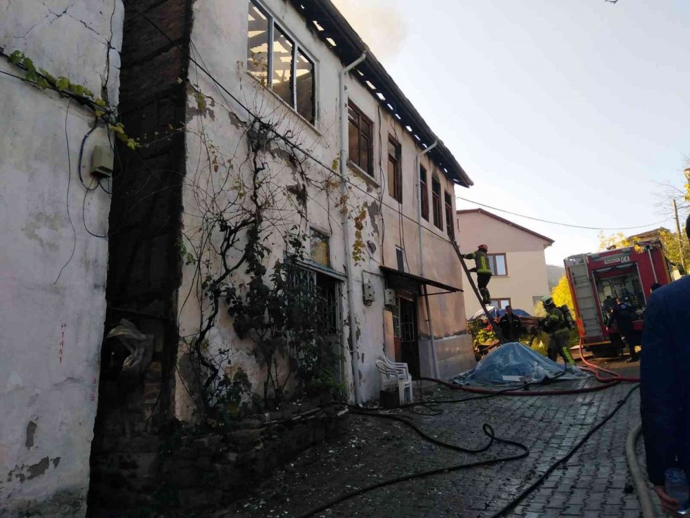 Kahraman itfaiyeci yangın söndürürken kalbine yenildi